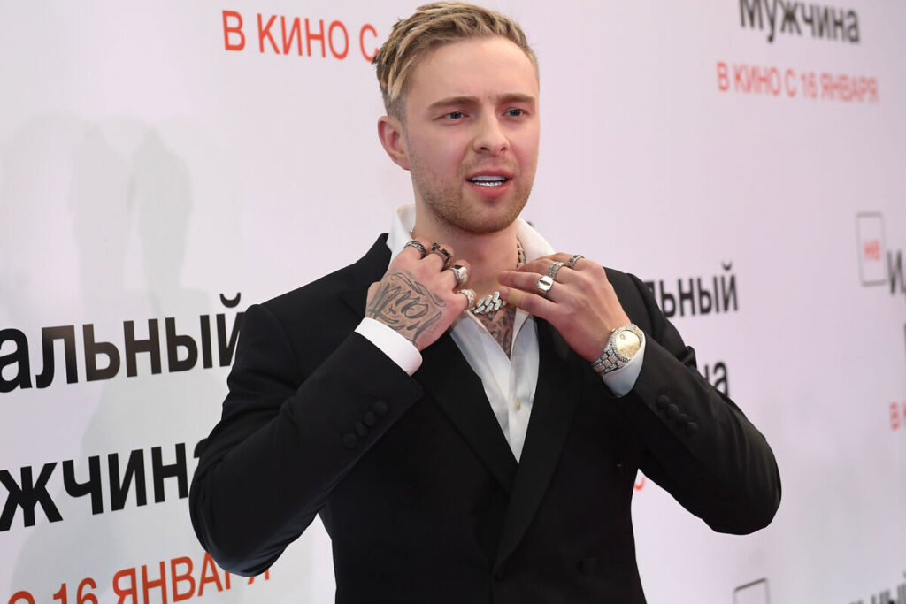 Егор Крид на фоне экрана, делясь своими откровениями
