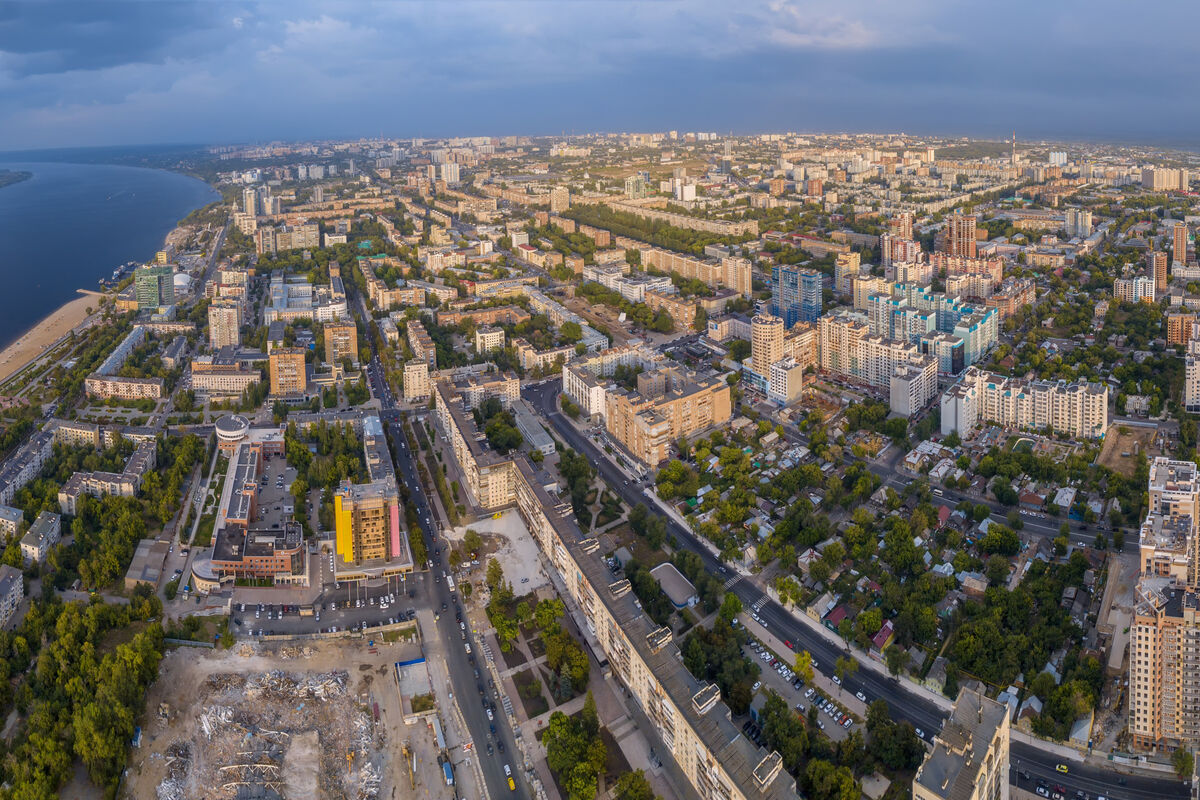 Инженеры в технопарке, работающие над инновационными проектами.