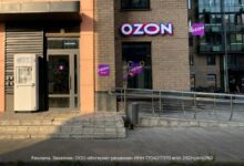 Сотрудник Ozon общается с пожилой женщиной, обучая команду взаимодействию с клиентами всех возрастов.