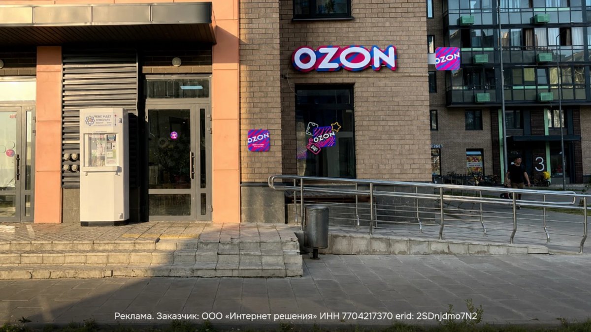 Сотрудник Ozon общается с пожилой женщиной, обучая команду взаимодействию с клиентами всех возрастов.