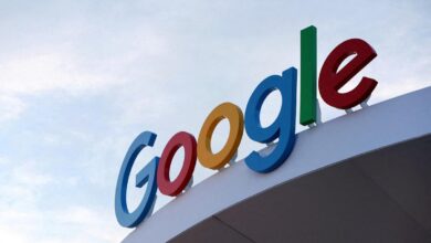 Изображение британских джентльменов, обучающих нейросети манерам.