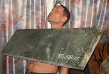 Чебоксарский пенсионер притягивает бревно, символизирующее его уникальное достижение.