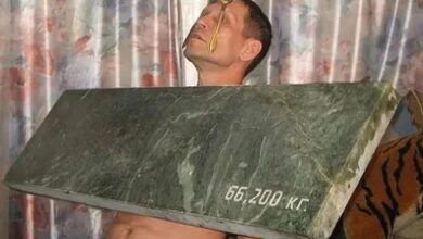 Чебоксарский пенсионер притягивает бревно, символизирующее его уникальное достижение.