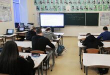 Глобус с новой картой мира, символизирующий изменения в образовании