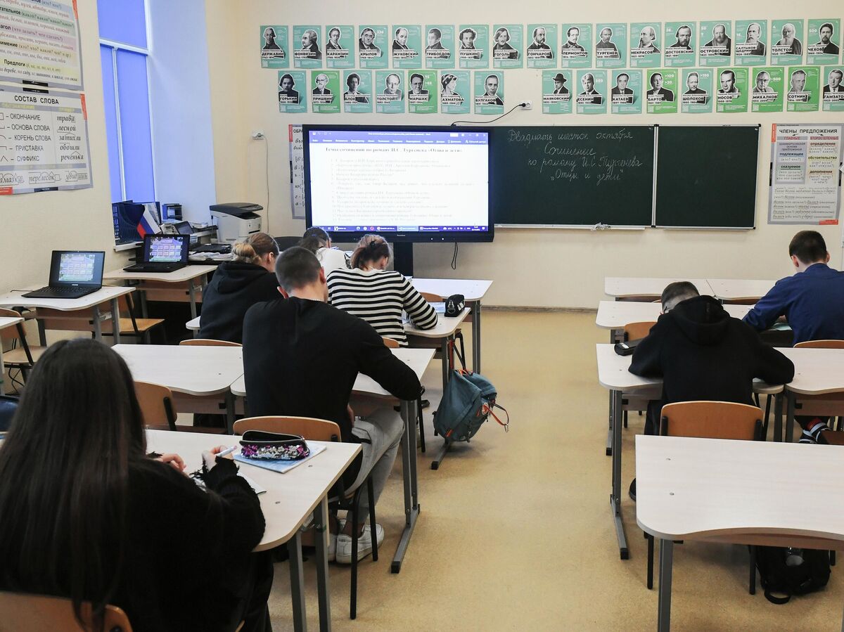 Глобус с новой картой мира, символизирующий изменения в образовании
