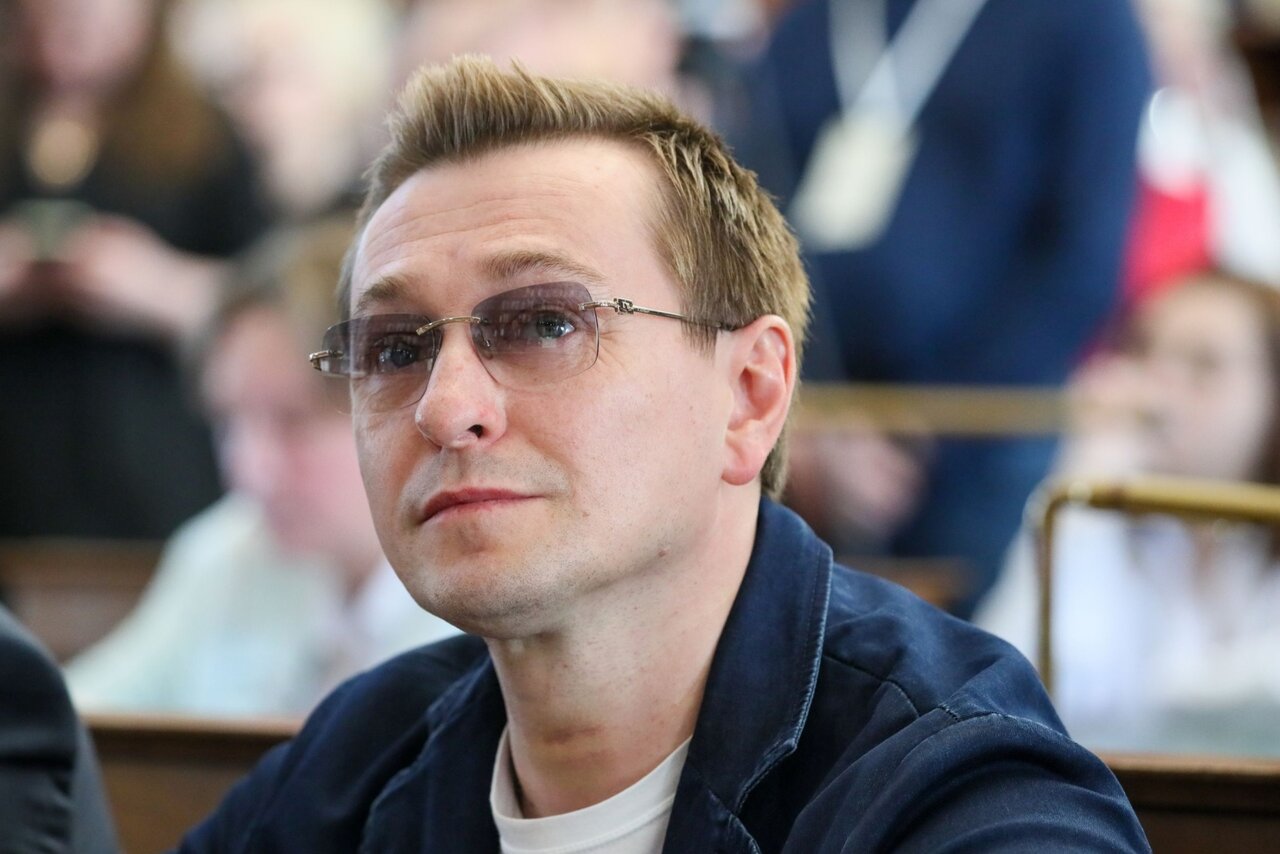 Сергей Безруков наслаждается татарскими эчпочмаками