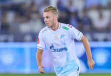 Максим Глушенков с золотыми бутсами на фоне культурной столицы