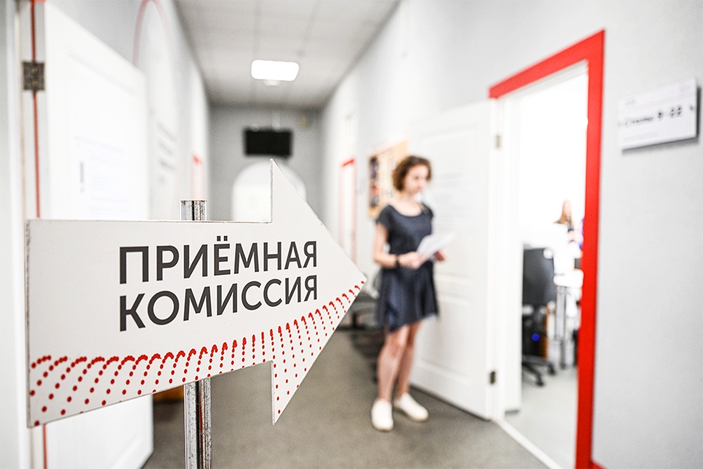 Изображение шести российских городов, символизирующих технологическое развитие и инновации
