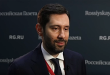 Иллюстрация российской изобретательности, показывающая инновационные идеи и влияние нейросетей на творчество.