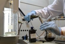 Изображение, иллюстрирующее концепцию солнечного света, очищающего загрязнения на заводе