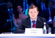 Мозаика на стенах Ленинградского вокзала, изображающая котов и художественные элементы