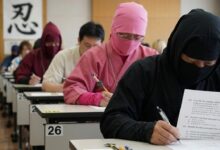 Пенсионеры и школьники в Японии проходят экзамен на скрытность в костюмах ниндзя.