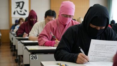 Пенсионеры и школьники в Японии проходят экзамен на скрытность в костюмах ниндзя.