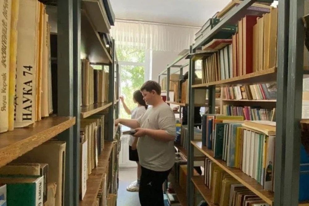 Юные калмыки получают свои трудовые книжки вместо гаджетов.