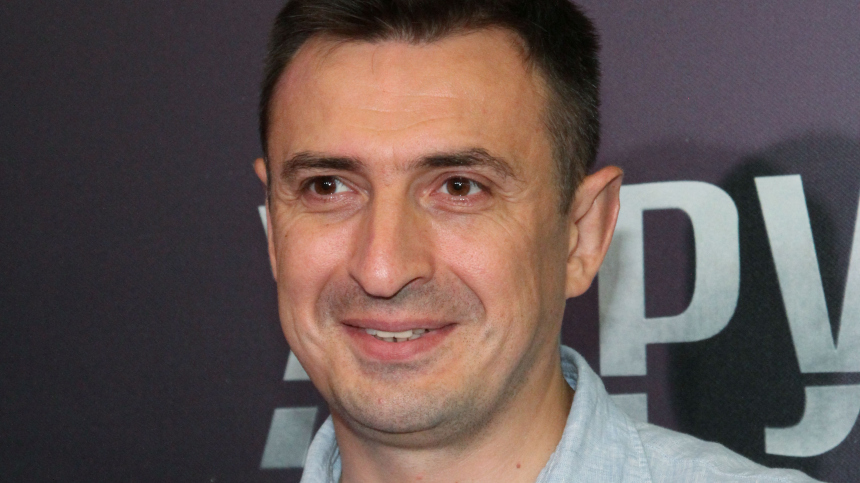 Изображение Гамлета в кроссовках и Толстого на самокате, символизирующее вечную молодость классической литературы