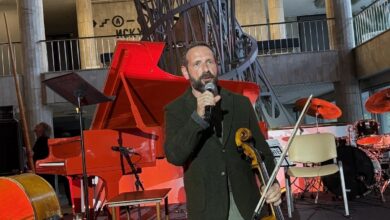 Изображение джаза у Башни Татлина с разобранным кларнетом на фоне Третьяковской галереи