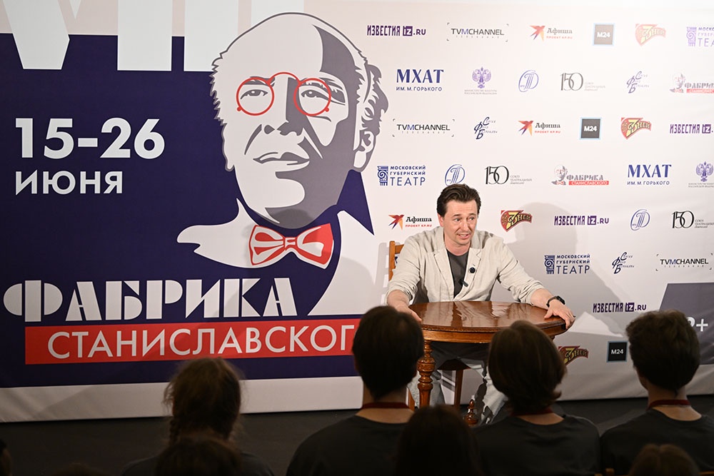 Актер Сергей Безруков обсуждает духовную диету и служебные романы