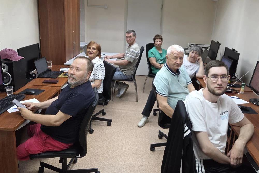 Иллюстрация кибер-дедушек, использующих технологии и проникающих в онлайн-пространство