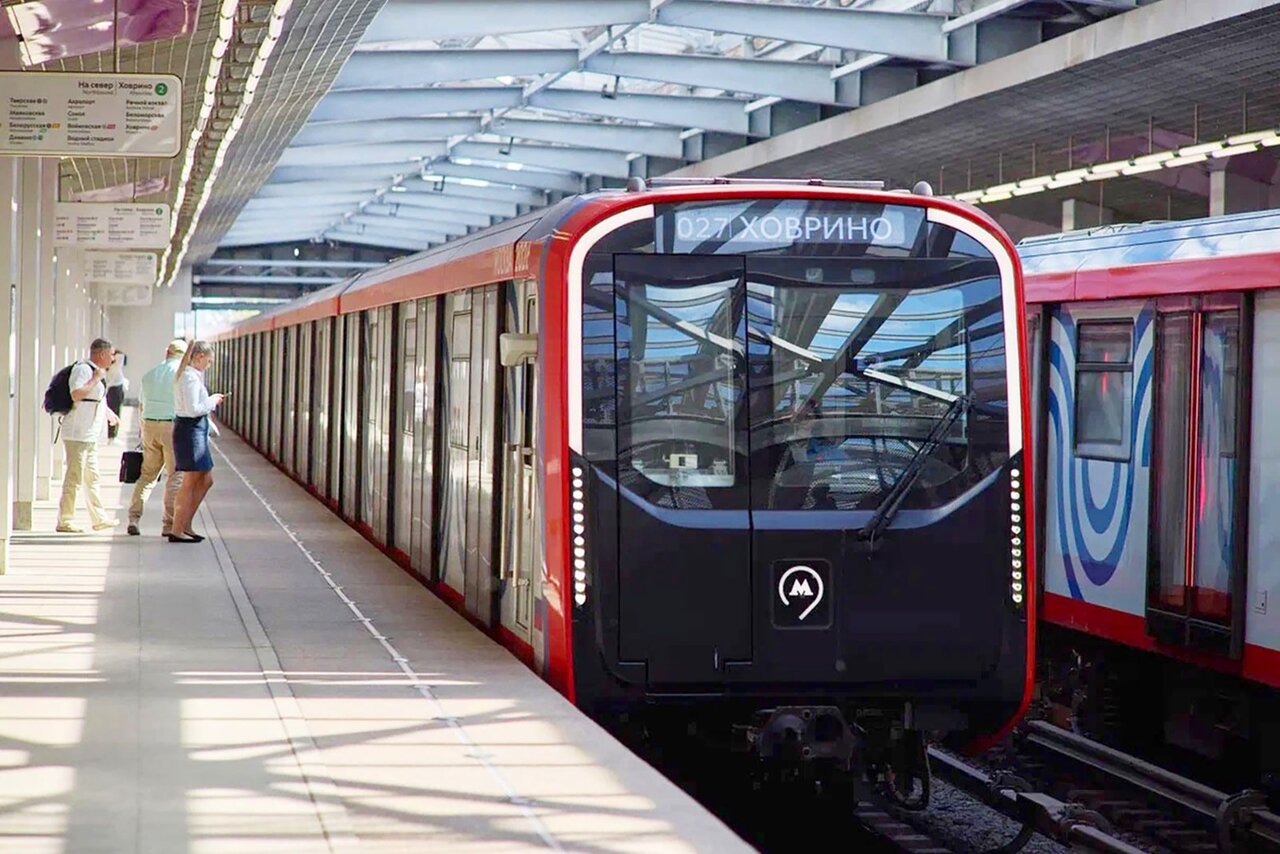 Современный вагон метро на зеленой ветке без металлических стыков