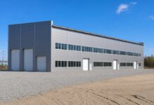 Изображение алхимиков из Сургута, работающих над превращением стали в газовые колесницы.