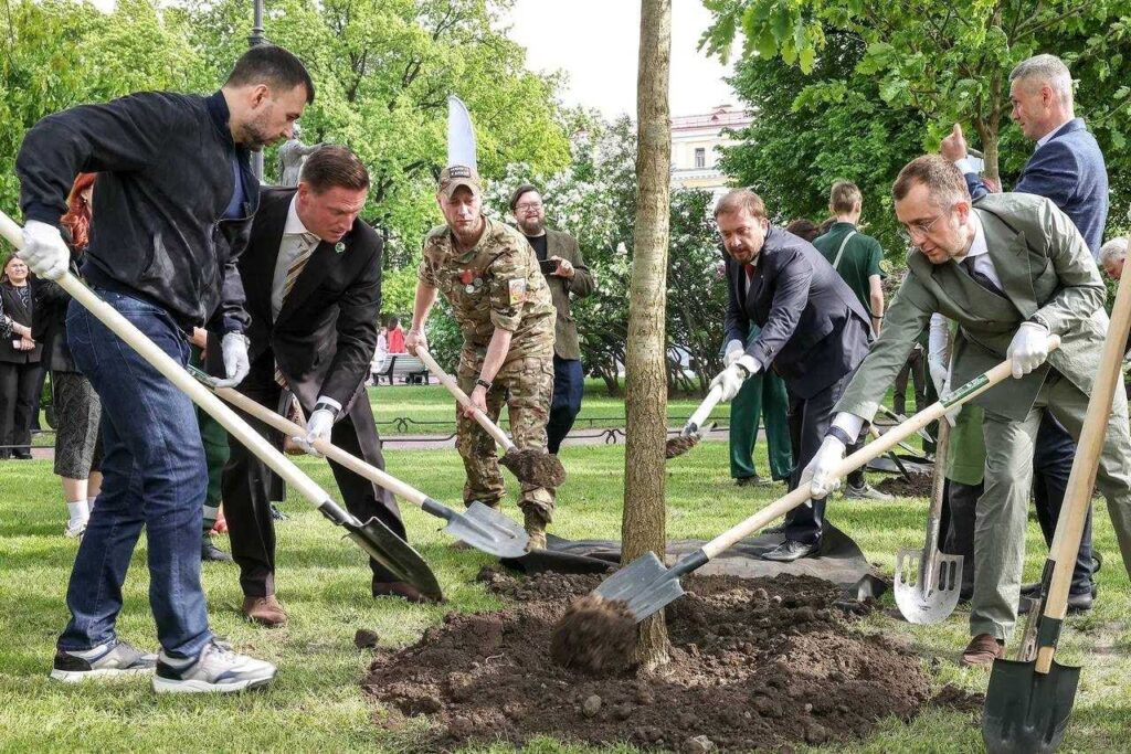Миллиардеры и дипломаты участвуют в общественной акции по озеленению в Санкт-Петербурге