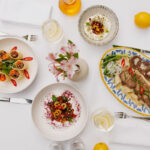 Изображение блюд, вдохновленных французской кухней, создающих атмосферу путешествия во времени.