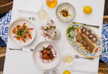 Изображение блюд, вдохновленных французской кухней, создающих атмосферу путешествия во времени.