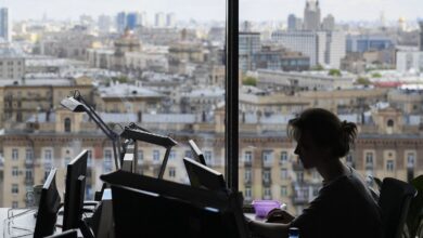Фигурки на офисном столе, включая степлер, создающие уютную атмосферу