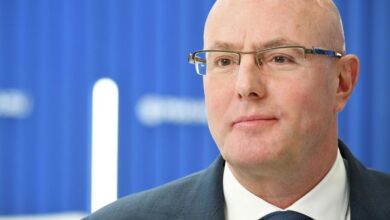 Изображение самовара на фоне российских пейзажей, символизирующее рост туризма в России