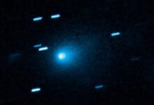 Комета 3I/ATLAS, 12 миллиардов лет, исследуемая на фоне звездного неба.