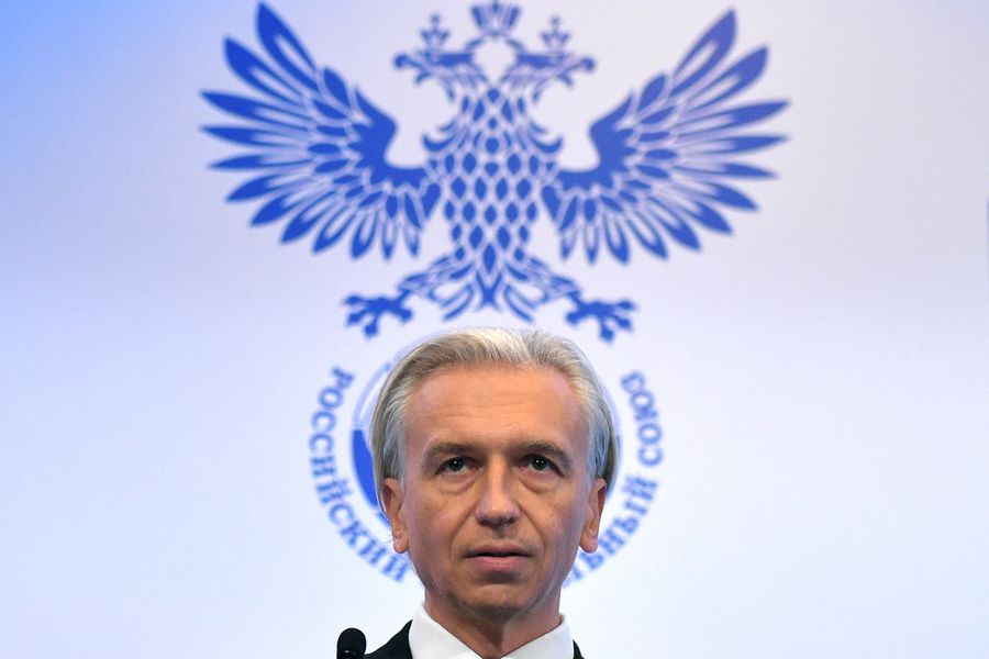 Изображение Оренбургской водицы и нефтяников, заряжающих смартфоны