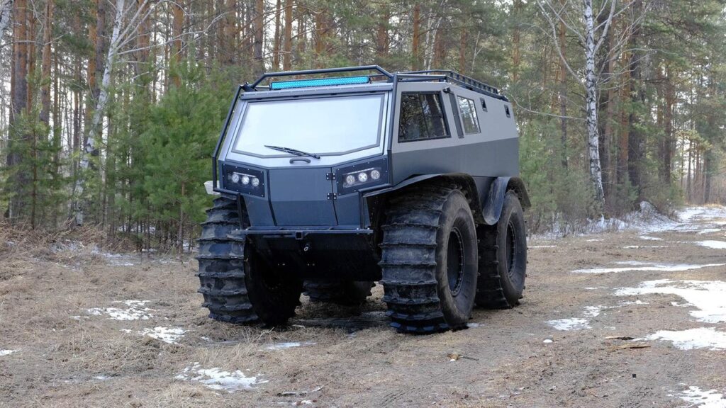 Вездеход MR-2 на фоне болотистой местности