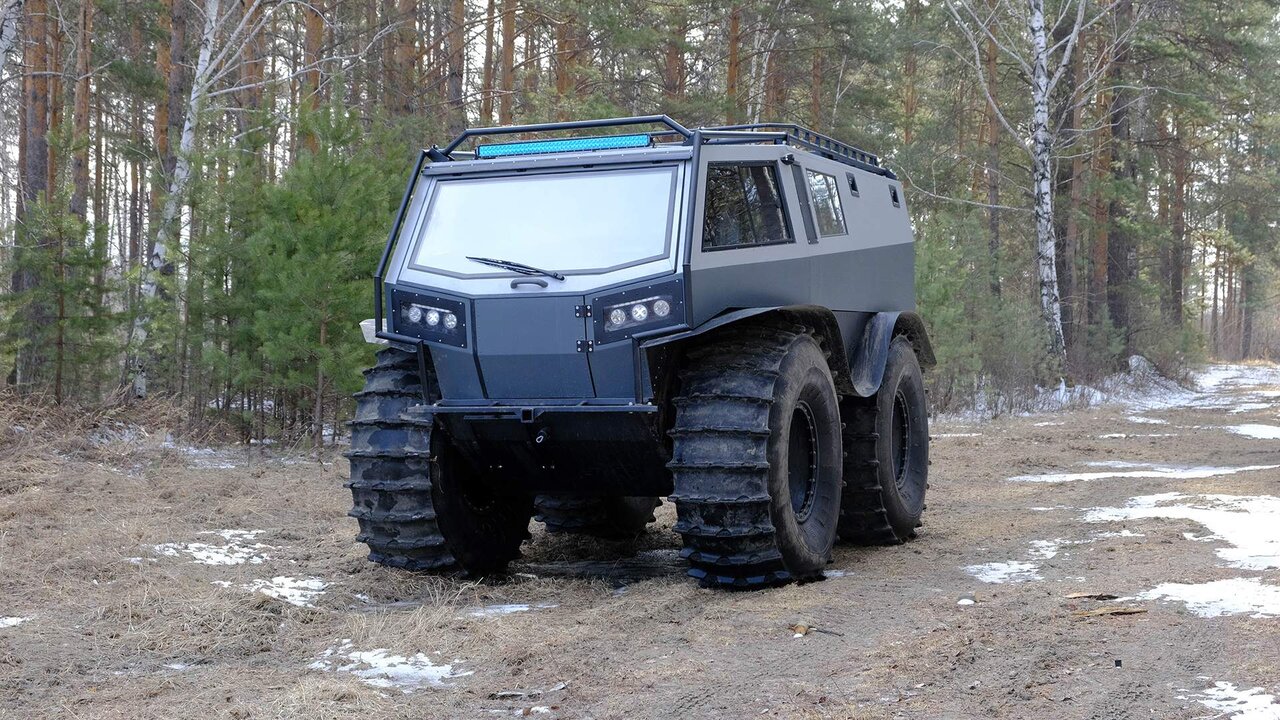 Вездеход MR-2 на фоне болотистой местности