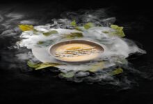 Тарелка с калачами и бутылка дедушкиного кваса на фоне сувениров