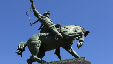 Бронзовая статуя Салавата Юлаева с изображением его двойника