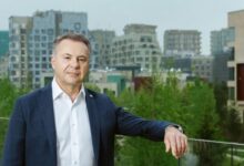 Иллюстрация умного мегаполиса с высокими зданиями и технологическими решениями