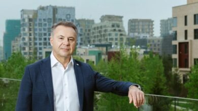 Иллюстрация умного мегаполиса с высокими зданиями и технологическими решениями