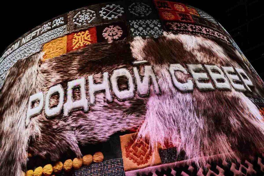 Гигантский мамонт и небесный олень на выставке ПМЭФ