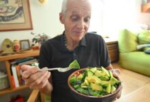 Красивая тарелка с яркими и аппетитными блюдами, символизирующая счастье через еду.