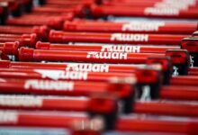 Изображение свежего французского багета на фоне гипермаркета