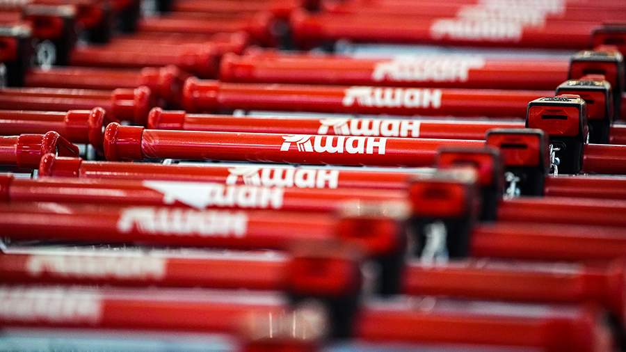 Изображение свежего французского багета на фоне гипермаркета