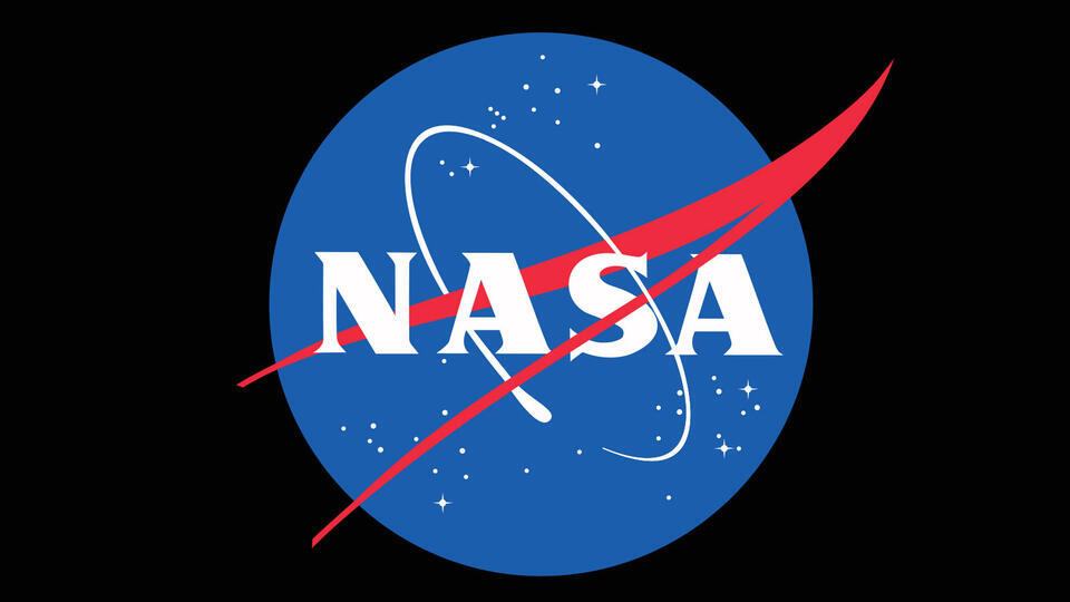 Изображение астронавта NASA в элитном исподнем от итальянских кутюрье на фоне космического пространства.