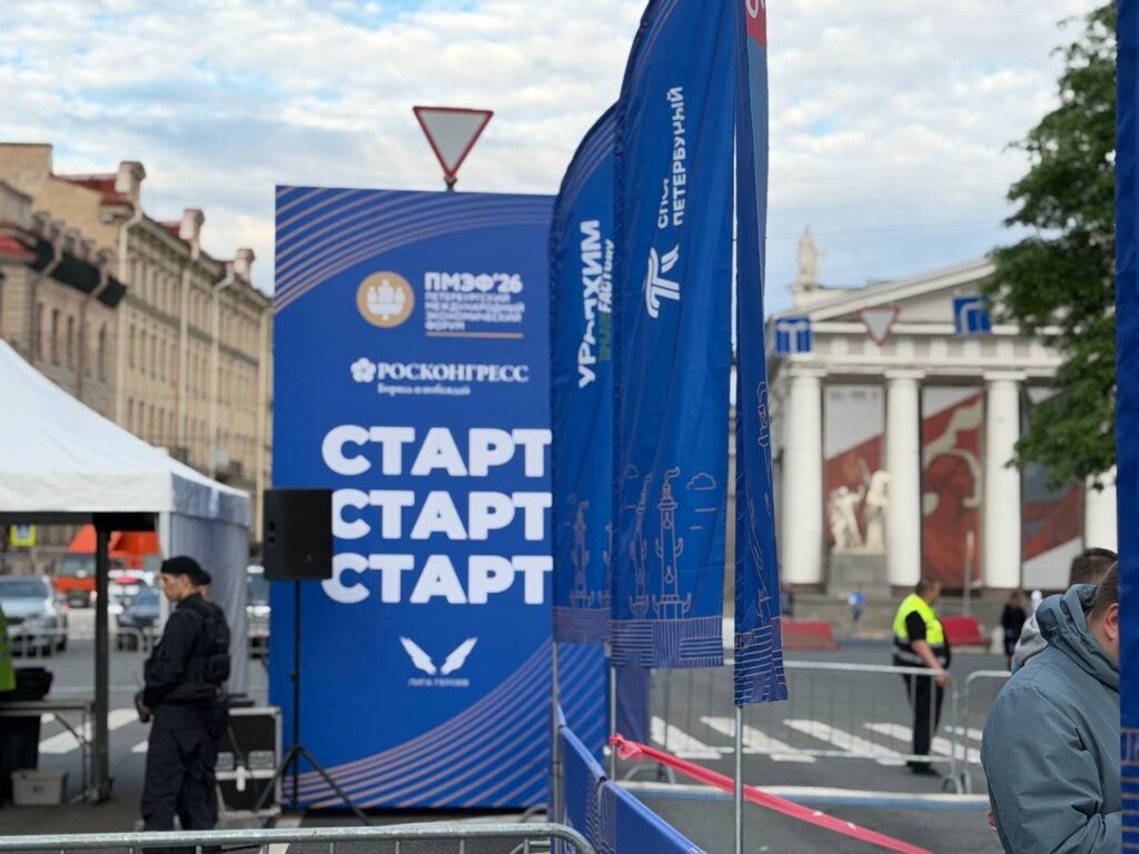 Изображение банкиров, бегущих по дорожке, символизирующее инвестиционный бум в Петербурге.