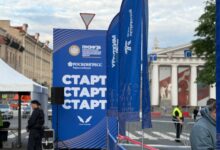 Изображение банкиров, бегущих по дорожке, символизирующее инвестиционный бум в Петербурге.