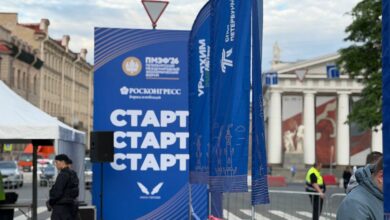 Изображение банкиров, бегущих по дорожке, символизирующее инвестиционный бум в Петербурге.