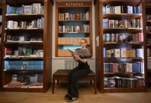 Изображение пера, чернил и трудовой книжки, символизирующее официальное вдохновение в России.