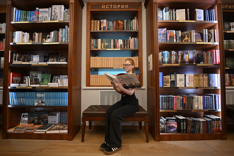 Изображение пера, чернил и трудовой книжки, символизирующее официальное вдохновение в России.