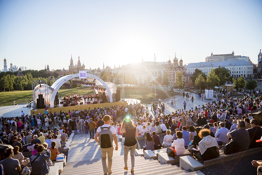 Саксофонисты на фоне ночного города Москвы, погружённого в атмосферу джаза.