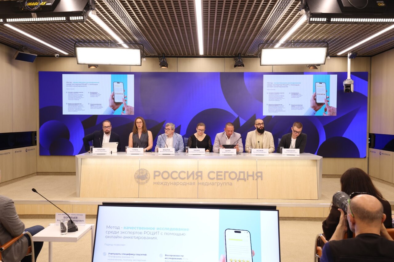 Логотип платформы LOOKY с фоном, символизирующим свободу интернета