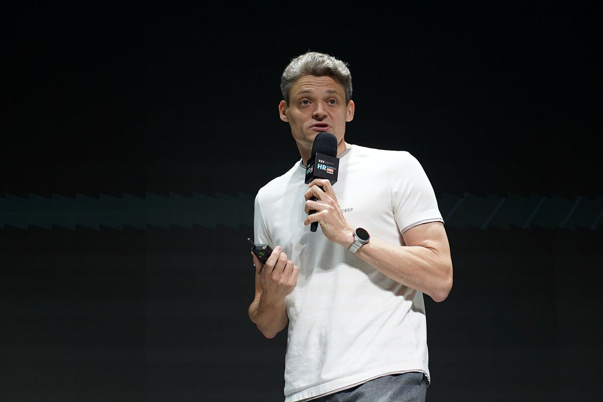 Улыбайтесь, вас расплачивают: Сбер представил левитирующий терминал Нео для премиальных покупок